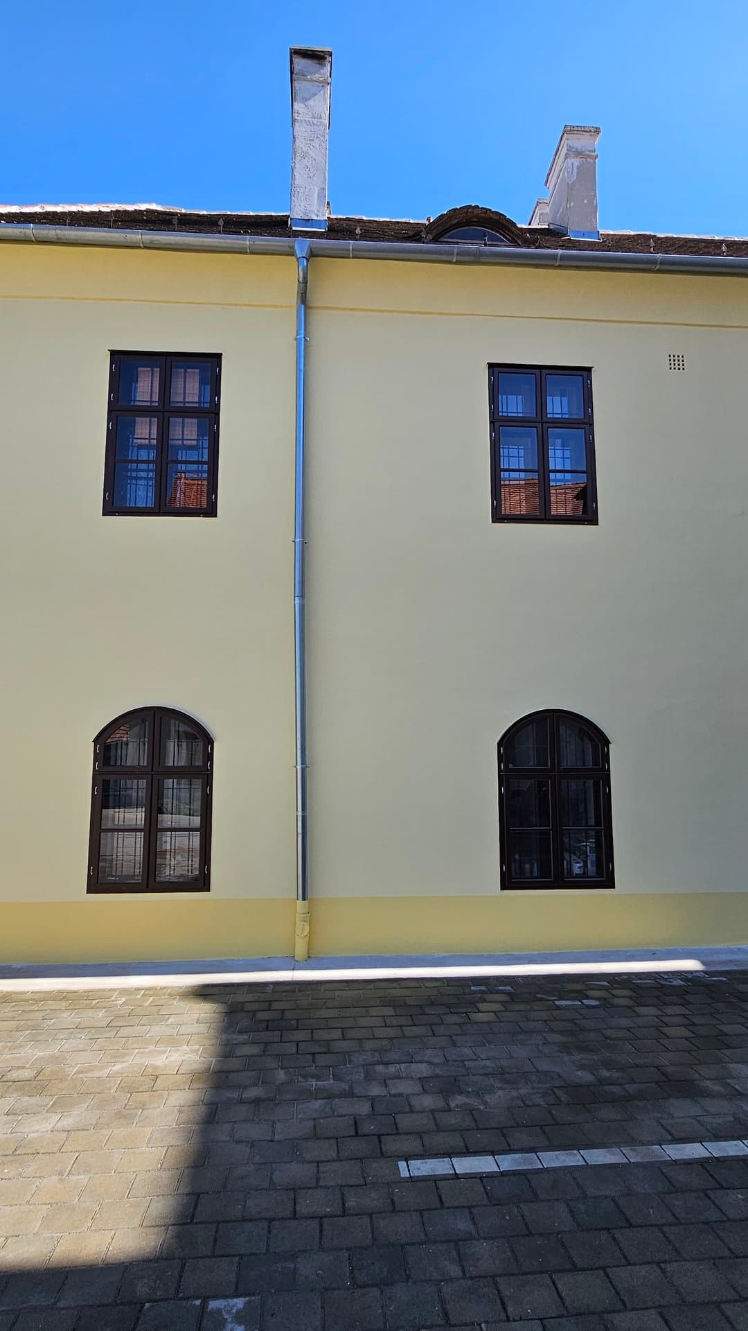 Felújított homlokzat boltíves ablakokkal