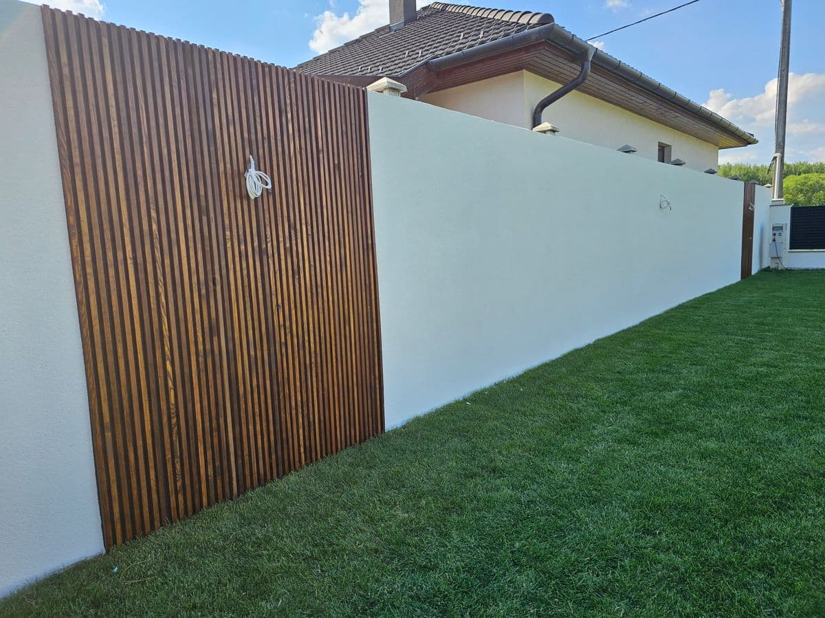 Kész kerítés — vakolt fal fa burkolattal