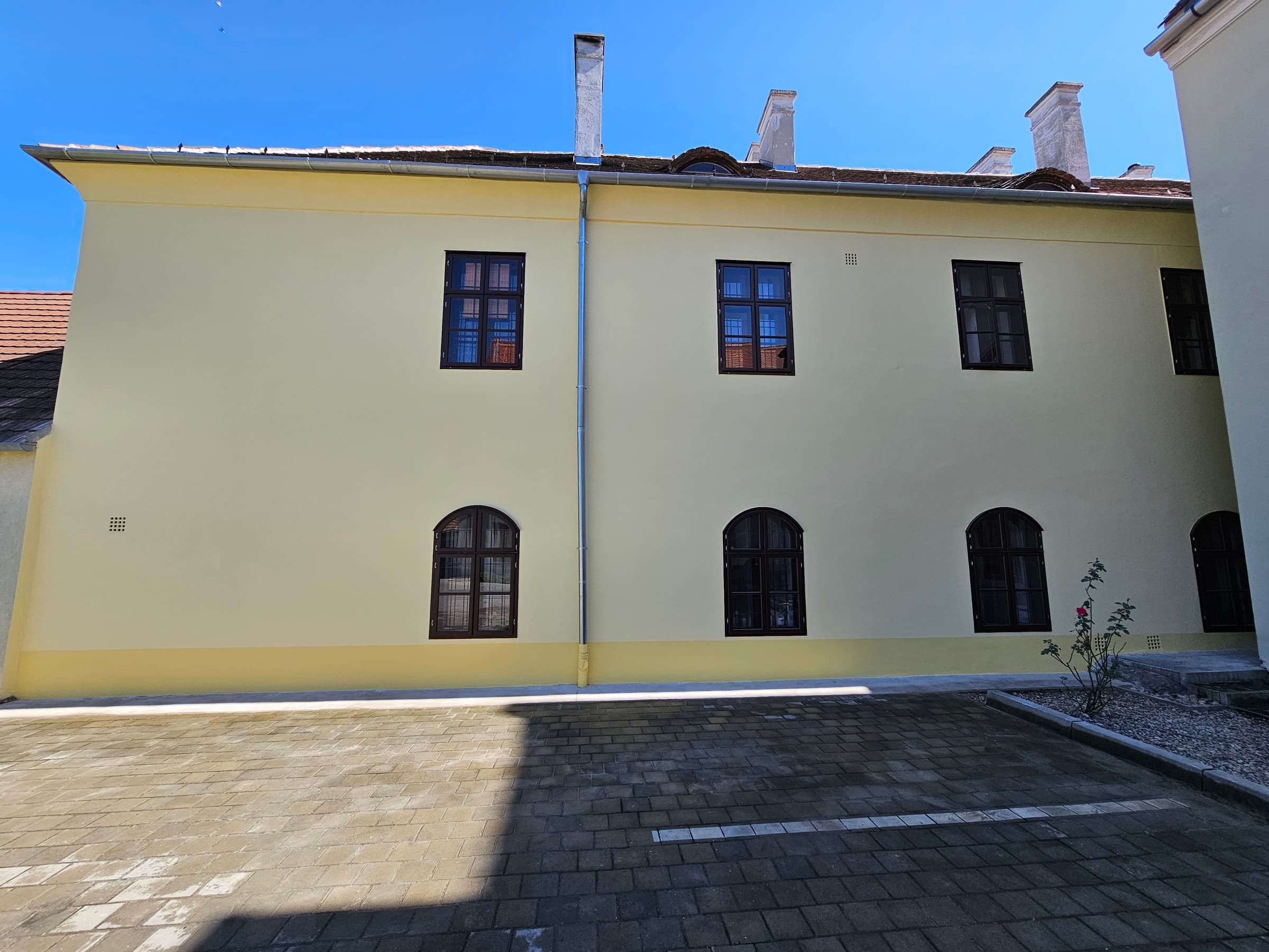 Felújított homlokzat boltíves ablakokkal