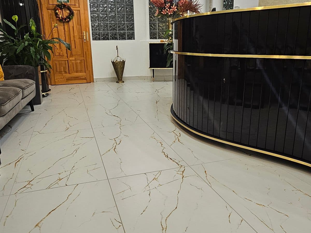 Luxus belső tér márványburkolattal