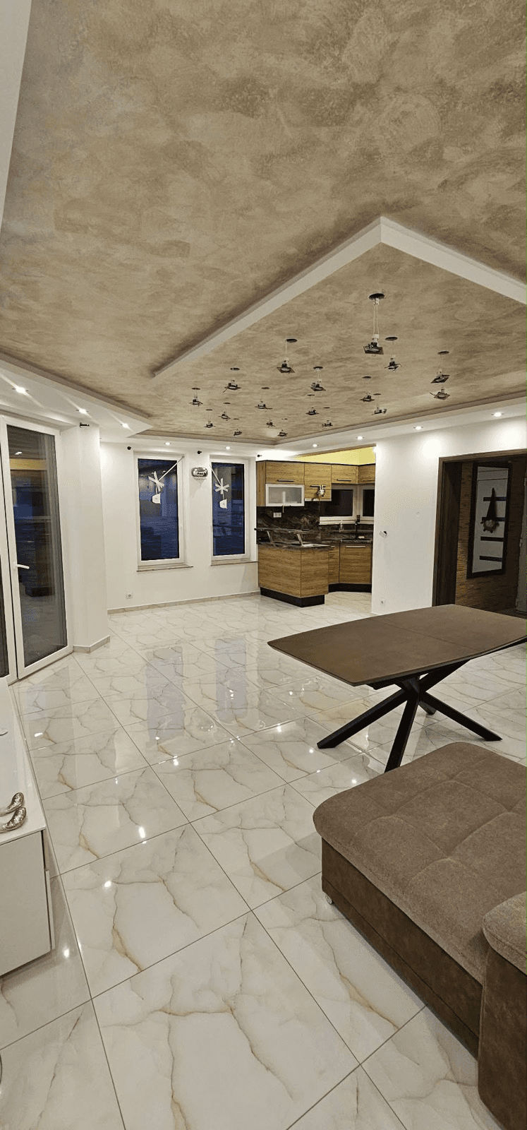 Nappali kész — konyha felé